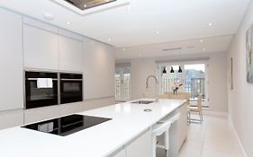 Stunning Central Windsor Town House With Parking